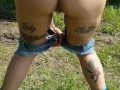 milf faì la pipi' in un parco