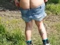 milf faì la pipi' in un parco