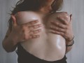 La chevauche huileuse de Trish Collins sur sa grosse bite noire