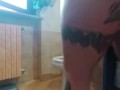 Dopo aver fatto pipì si masturba nel bagno