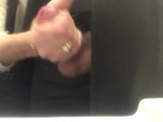 Milf branlant son homme qui ejacule