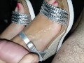 Lo schiavo sborra sulle scarpe di Padrona Darkshine