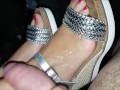 Lo schiavo sborra sulle scarpe di Padrona Darkshine