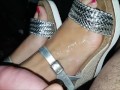 Lo schiavo sborra sulle scarpe di Padrona Darkshine