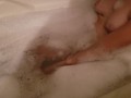 Mylie fume et vous parle en prenant un bain moussant , SMOKE FETISH