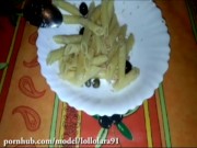 sega sotto il tavolo con sborrata in bocca durante la cena in famiglia