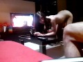 Follada sobre la mesa, novio no consigue aguantar para correrse en la boca