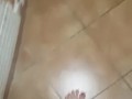 Mistress Susanna Guerriero cammina a piedi scalzi