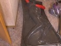 Erste Selbstbondage mit Vakuumbett im Demask Torpedotit Latexcatsuit