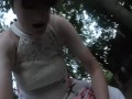 Silicondoll bereit im Park spazieren zu gehen