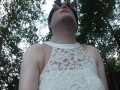 Silicondoll bereit im Park spazieren zu gehen