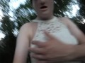 Silicondoll bereit im Park spazieren zu gehen