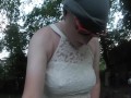 Silicondoll bereit im Park spazieren zu gehen