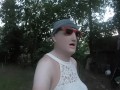 Silicondoll bereit im Park spazieren zu gehen