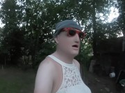 Silicondoll bereit im Park spazieren zu gehen