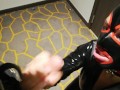 Mj ouvre la porte de chambre d'hôtel à un inconnu