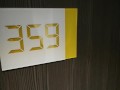 Mj ouvre la porte de chambre d'hôtel à un inconnu