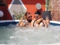 Dopo l'anale in piscina, milf beve sperma dal bicchiere (1° Parte)