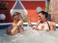 Dopo l'anale in piscina, milf beve sperma dal bicchiere (1° Parte)