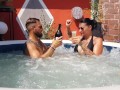 Dopo l'anale in piscina, milf beve sperma dal bicchiere (1° Parte)
