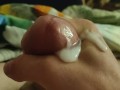 Подросток дрочит член и кончает. Много спермы, крупно.