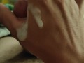 Подросток дрочит член и кончает. Много спермы, крупно.