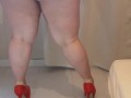 Dance sexy des fesses à la fenêtre avec des chaussures à talon