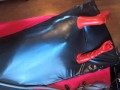 Mit Demask Torpedo Tit Catsuit im Vakuumbett mit Handschuhe