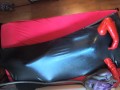Mit Demask Torpedo Tit Catsuit im Vakuumbett mit Handschuhe