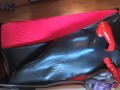 Mit Demask Torpedo Tit Catsuit im Vakuumbett mit Handschuhe