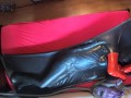 Mit Demask Torpedo Tit Catsuit im Vakuumbett mit Handschuhe