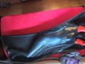 Mit Demask Torpedo Tit Catsuit im Vakuumbett mit Handschuhe