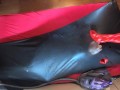Mit Demask Torpedo Tit Catsuit im Vakuumbett mit Handschuhe