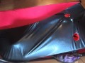 Mit Demask Torpedo Tit Catsuit im Vakuumbett mit Handschuhe
