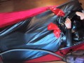 Mit Demask Torpedo Tit Catsuit im Vakuumbett mit Handschuhe