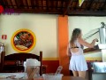 Casada se exibindo no restaurante com um vestido curtinho, marido filma