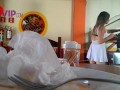 Casada se exibindo no restaurante com um vestido curtinho, marido filma