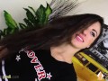 Bianca si fa un massaggio ai piedi e te li mette in faccia