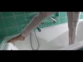 Pipi in weißer Jeans in der Badewanne