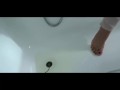 Pipi in weißer Jeans in der Badewanne