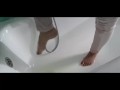 Pipi in weißer Jeans in der Badewanne