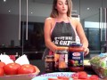 cuisinière salope joue avec ses gros seins et son cul ! Chloé Sanchez