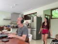 La esposa de mi amigo bailando sexy me pone la verga muy dura