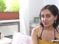 Ersties - Sexuell offene Jasmina verwöhnt ihre hübsche Muschi