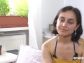 Ersties - Sexuell offene Jasmina verwöhnt ihre hübsche Muschi