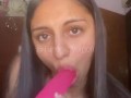 Dildo Blowjob - Morena disfruta chupando su Dildo
