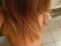 COGIENDO EN EL BAÑO DEL ANTRO NOS CACHAN POR SUS GEMIDOS