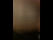 Sa chatte crémeuse squirt sur une grosse bite