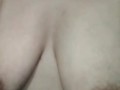 Vadia mostrando seus peitos com piercing e se masturbando até gozar gostoso e escorrer pela buceta