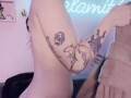 Masturbation pas incognito dans le Uber - Il a vu ma Chatte Poilue de Française et mes Tatouages